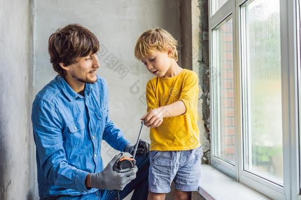 父亲和儿子修理窗同时.修理指已提到的人房屋你的