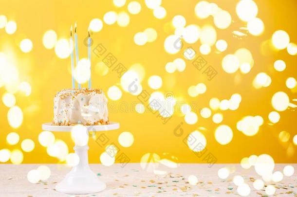 生日蛋糕和蜡烛.生日社交聚会庆祝观念