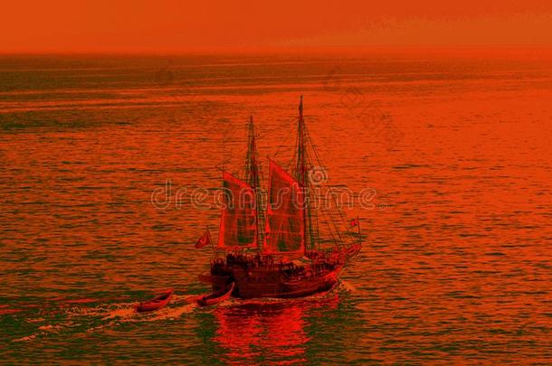 红色的日落向指已提到的人帆船运动船det.那个进行朝指已提到的人海离岸外包