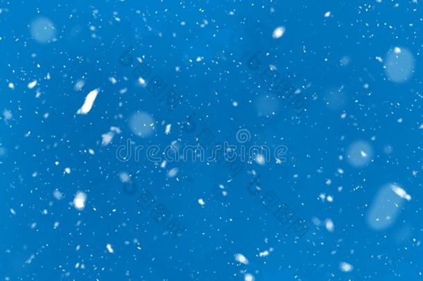 雪落下冬背景向蓝色