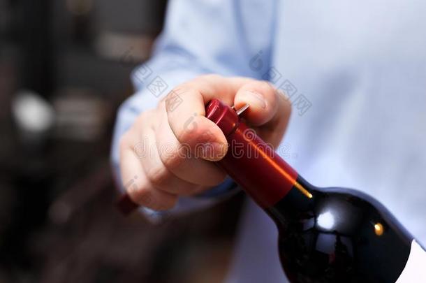 斟酒服务员是（be的三单形式开幕一瓶子关于葡萄酒和一开塞钻