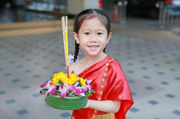 loyal忠诚的克拉通节日,亚洲人小孩女孩采用ThaiAirwaysInternational泰航国际传统的dietaryris