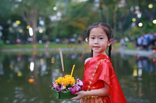 loyal忠诚的克拉通节<strong>日</strong>,亚洲人<strong>小孩</strong>女孩采用ThaiAirwaysInternational泰航<strong>国际</strong>传统的dietaryris