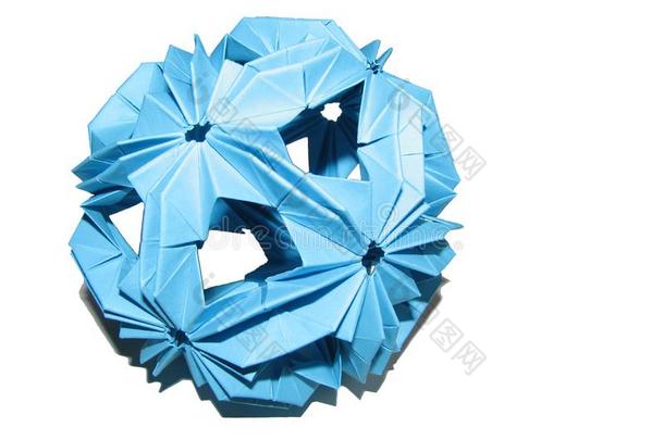 隔离的蓝色纸折纸手工库苏达马形状关于球和阴影