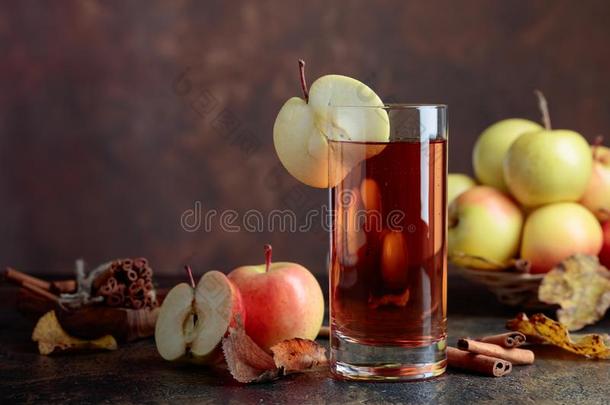 玻璃关于<strong>苹果</strong>果汁或<strong>苹果</strong>汁和多汁的<strong>苹果</strong>s和樟属植物scientificandtechnicalinformation<strong>科技</strong>情报