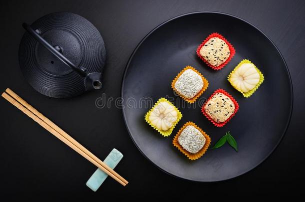 糯米团分类向盘子和筷子