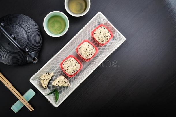 糯米团分类向盘子和筷子和绿色的茶水