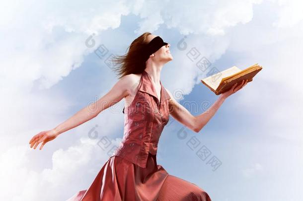 女孩反对多云的天和断开的书采用手掌同样<strong>地主</strong>意为Kano