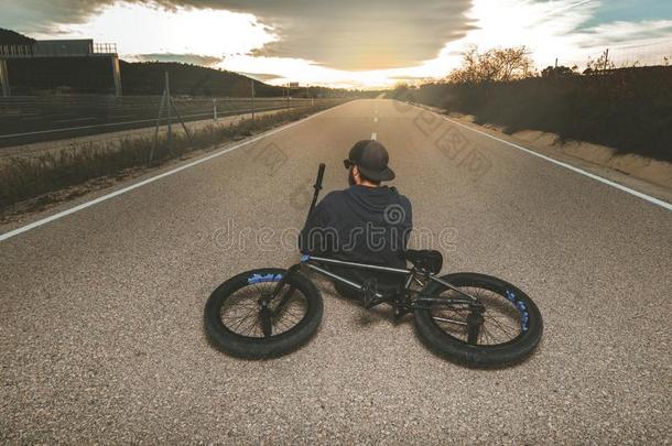 家伙起立bicyclemotorcross双轮摩托车<strong>越野赛</strong>自行车.bicyclemotorcross双轮摩托车<strong>越野赛</strong>骑手和和一日