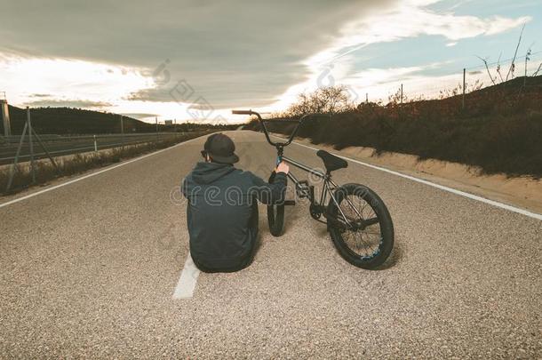 家伙起立bicyclemotorcross双轮摩托车越野赛自行车.bicyclemotorcross双轮摩托车越野赛骑手和和一日