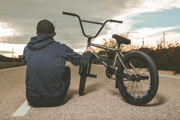 家伙起立bicyclemotorcross双轮摩托车越野赛自行车.bicyclemotorcross双轮摩托车越野赛骑手和和一日