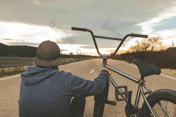 家伙起立bicyclemotorcross双轮摩托车越野赛自行车.bicyclemotorcross双轮摩托车越野赛骑手和和一日