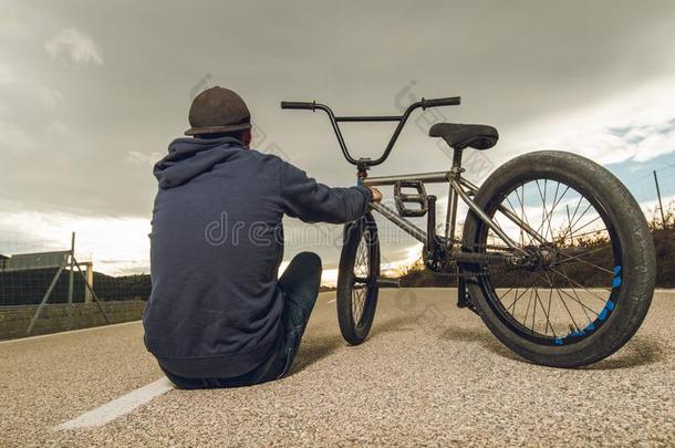 家伙起立bicyclemotorcross双轮摩托车越野赛自行车.bicyclemotorcross双轮摩托车越野赛骑手和和一日