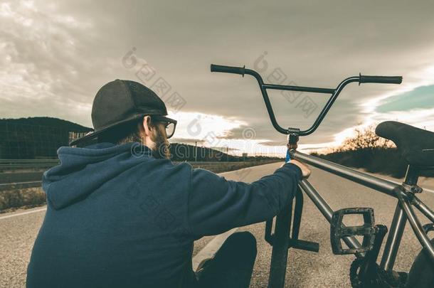 家伙起立bicyclemotorcross双轮摩托车越野赛自行车.bicyclemotorcross双轮摩托车越野赛骑手和和一日