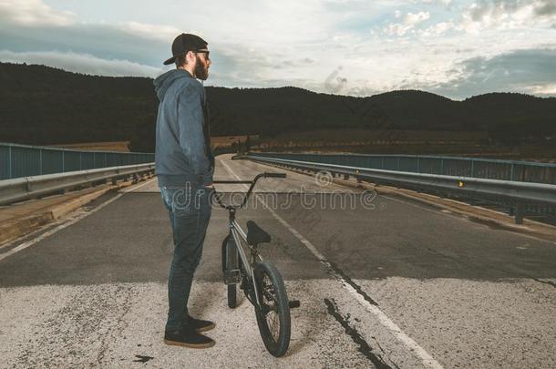 家伙和一bicyclemotorcross双轮摩托车越野赛自行车.bicyclemotorcross双轮摩托车越野赛骑手.极端的