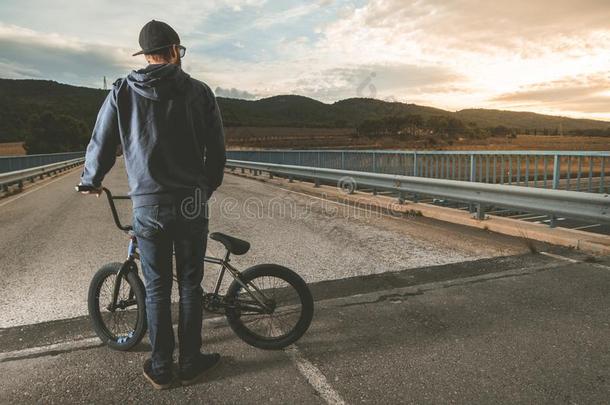 家伙和一bicyclemotorcross双轮摩托车越野赛自行车.bicyclemotorcross双轮摩托车越野赛骑手.极端的