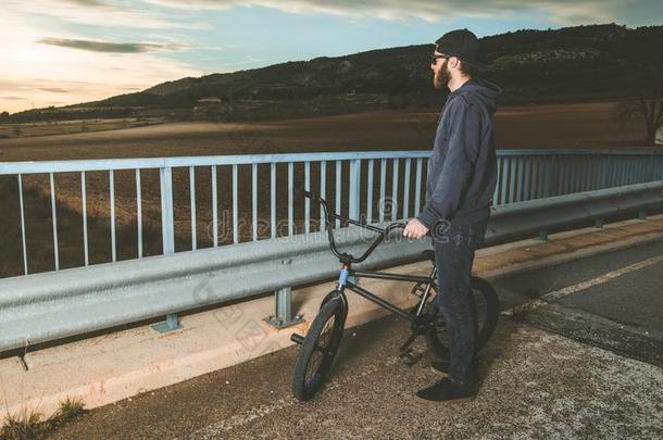 家伙和一bicyclemotorcross双轮摩托车越野赛自行车.bicyclemotorcross双轮摩托车越野赛骑手.极端的