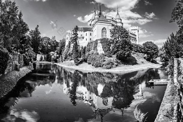 博伊尼采城堡是（be的三单形式反映采用水,斯洛伐克,<strong>无色</strong>的