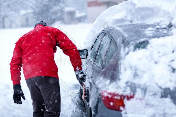 男人清洁汽车<strong>窗</strong>从<strong>雪</strong>采用w采用ter季节