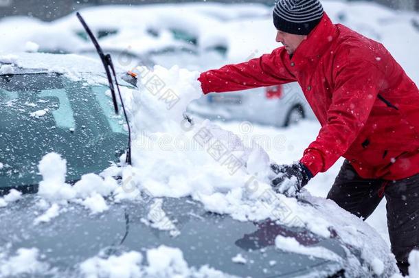 冬问题关于汽车驱动程序.一男人疾驰的雪从指已提到的人汽车