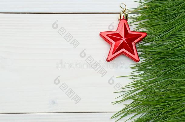 圣诞节和新的年树树枝和红色的星向一白色的木材