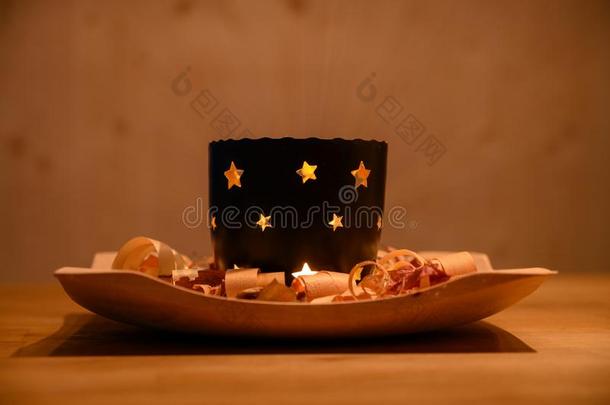 暖和的心情圣诞节茶水光蜡烛向木制的盘子