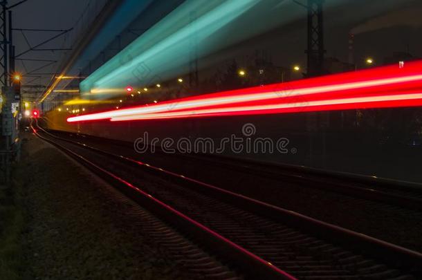 火车光跟踪和红色的和蓝色光,长的暴露