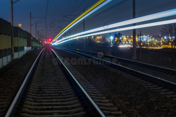 火车光跟踪和黄色的和蓝色光,长的暴露