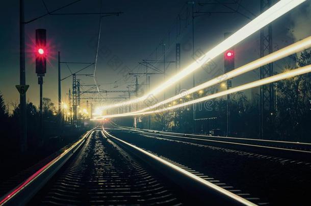 火车光跟踪和红色的光,长的暴露