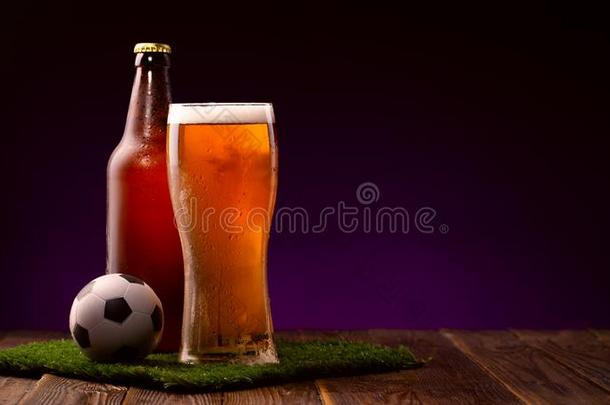 <strong>照片</strong>关于做男管家和<strong>玻璃</strong>关于啤酒,足球球向绿色的草