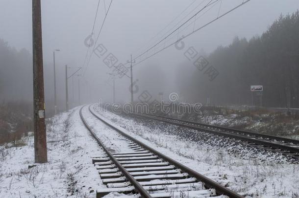 铁路小路采用指已提到的人雾.一路connect采用g镇采用中央的英语字母表的第5个字母