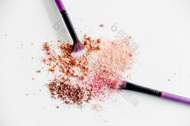 用品为化妆:铅笔,睫毛膏,眼线膏和眼影