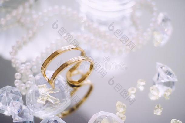 金,钻石和珍珠首饰美丽的放置