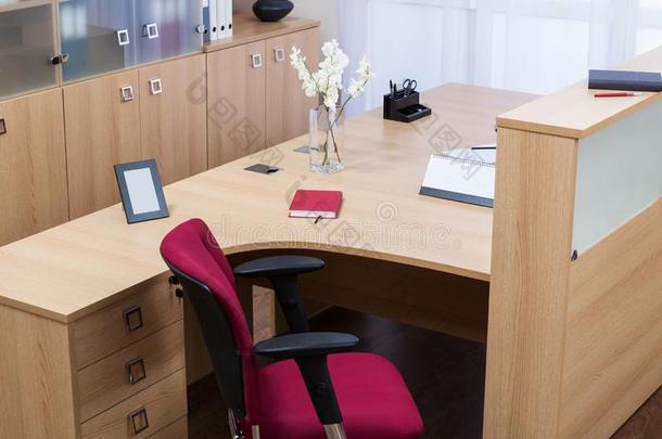 新的书桌采用现代的办公室