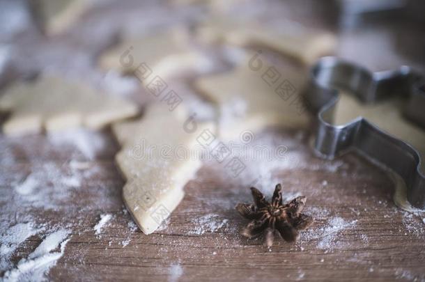 圣诞节甜饼干准备.甜饼干切削者,生面团为甜饼干