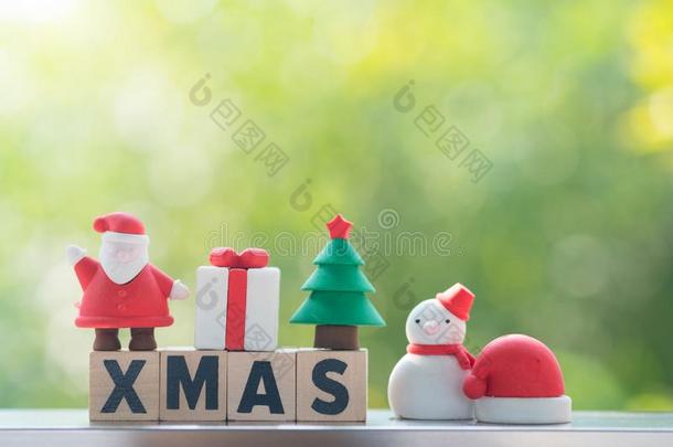 圣诞节做在旁边木制的块和圣诞节装饰