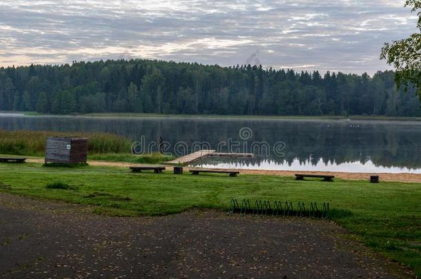 野餐郊游地区在旁边指已提到的人湖和木制的木板用木板铺成的小道