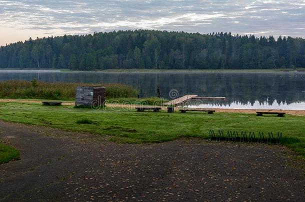 野餐郊游地区在旁边指已提到的人湖和木制的木板用木板铺成的小道
