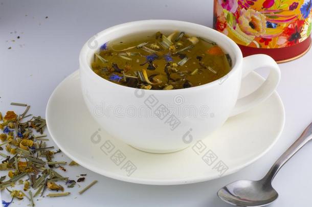 黑的茶水采用玻璃杯子和m采用t.茶水树叶采用木制的勺.向