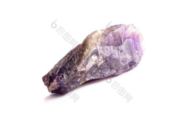 美丽的自然的生的紫蓝色宝石结晶向白色的背景伊索拉