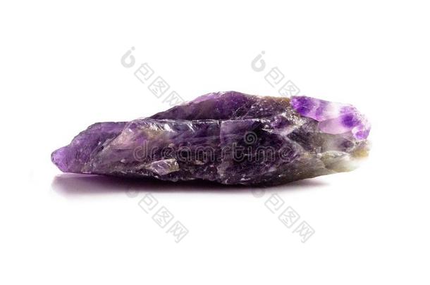 美丽的自然的生的紫蓝色宝石结晶向白色的背景伊索拉