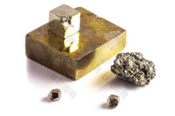 几个的类型关于自然的黄铁矿立方形和德鲁士晶簇向白色的后台
