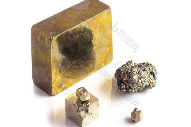 几个的类型关于自然的黄铁矿立方形和德鲁士<strong>晶</strong>簇向白色的后台