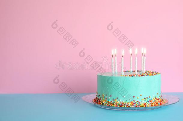 新鲜的美味的生日蛋糕和蜡烛向表反对Coloran美国科罗拉多州