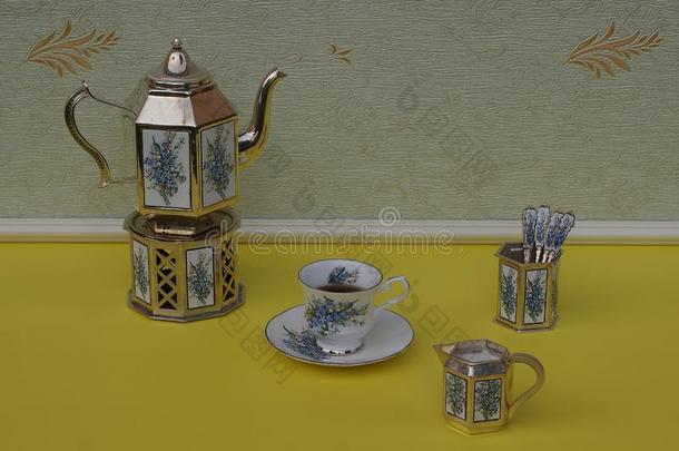 英语茶杯,茶杯托,银-镀金的茶壶向一银炉,