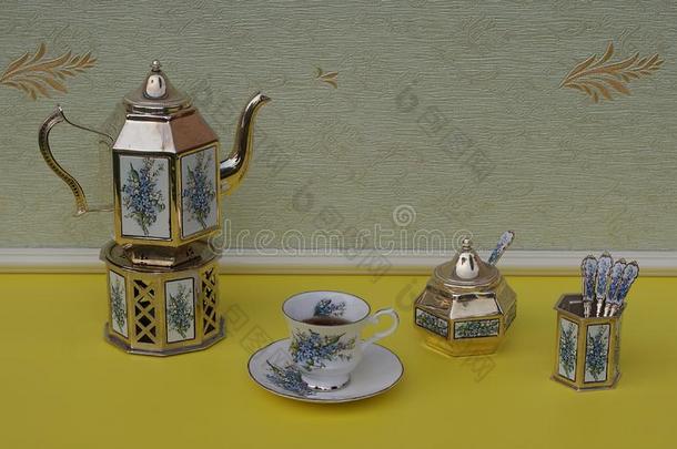 英语茶杯,茶杯托,银-镀金的茶壶向一银炉,