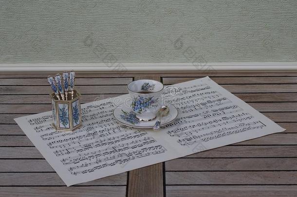 英语茶杯和茶杯托,勺装饰瓶和tea勺,和花的