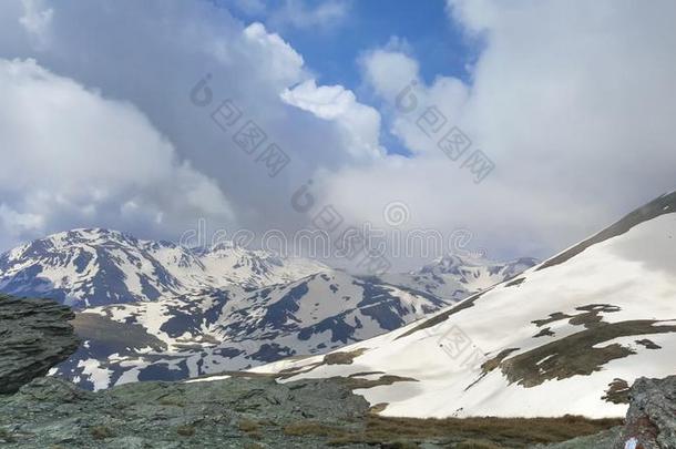 宏伟的山山峰大量的和雪和<strong>高飞</strong>的蓝色ofsky