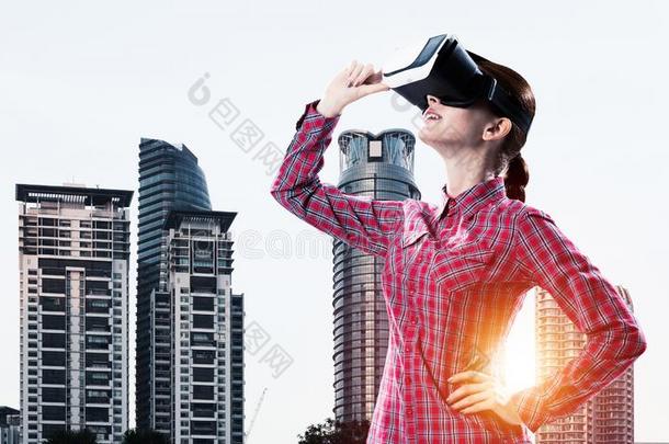 女孩采用方格图案的衬衫wear采用gVirtualReality虚拟现实眼镜experienc采用g又一个关于