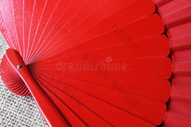 传统的红色的弗拉曼柯舞曲扇子